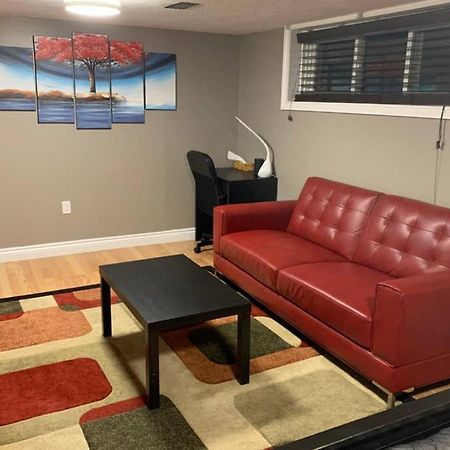 Ferienwohnung Private Bsmt With Sep. Entrance And Free Parking Toronto Exterior foto