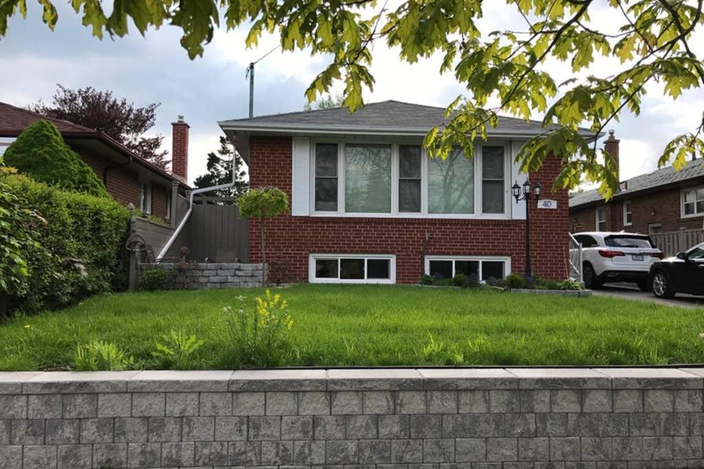 Ferienwohnung Private Bsmt With Sep. Entrance And Free Parking Toronto Exterior foto