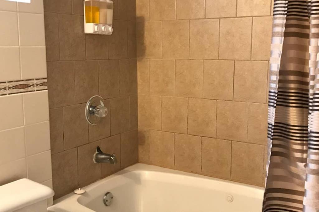 Ferienwohnung Private Bsmt With Sep. Entrance And Free Parking Toronto Exterior foto